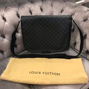 LOUIS VUITTON Daniel Damier GM Messenger Bag